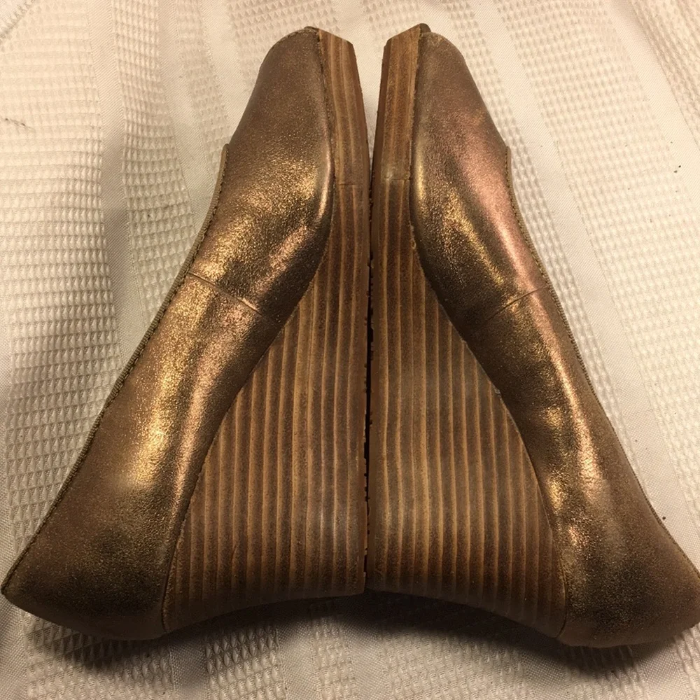 NWOT Fossil metallic leather peep toe 2.5”wedge